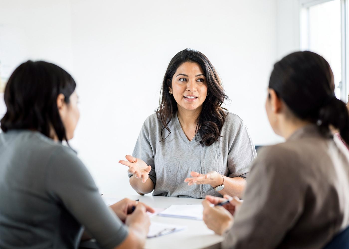 Facilitadora guiando una sesión con un grupo